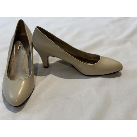 Life Stride Women’s Sable Taupe Smooth Soft round Toe Kitty Heels 9M minimalist - Picture 6 of 8